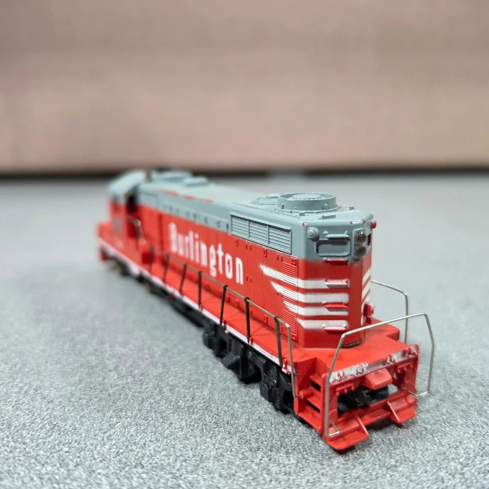 Mantua Tyco‎ GP20 Diesel Locomotive Burlington Route 5628 HO Scale Red Good